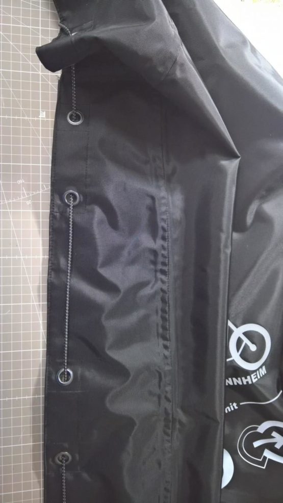 Custom made Abdeckung für Ladefläche oder Box schwarz mit reflektierendem Druck