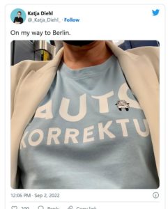 Katja Diehl im glckskind AUTOKORREKTUR Bestseller T-Shirt zum Buch unterwegs nach Berlin 